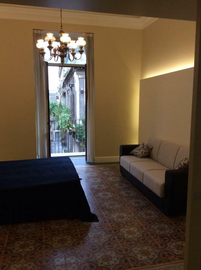 Suite Con Terrazza In Centro Catania Exterior foto